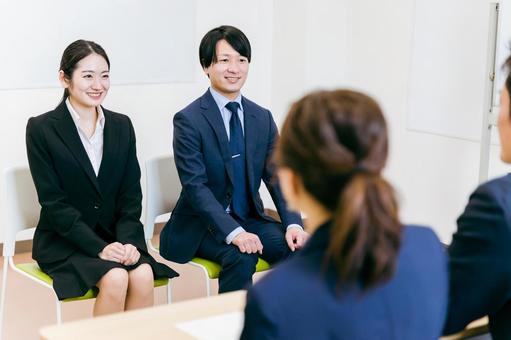面接を受ける大学生と面接官(就職活動) 面接を受ける大学生と面接官(就職活動)の写真